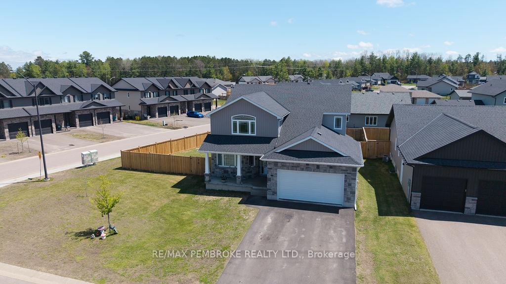 5 Drew Street, Petawawa — photo 2 of 5