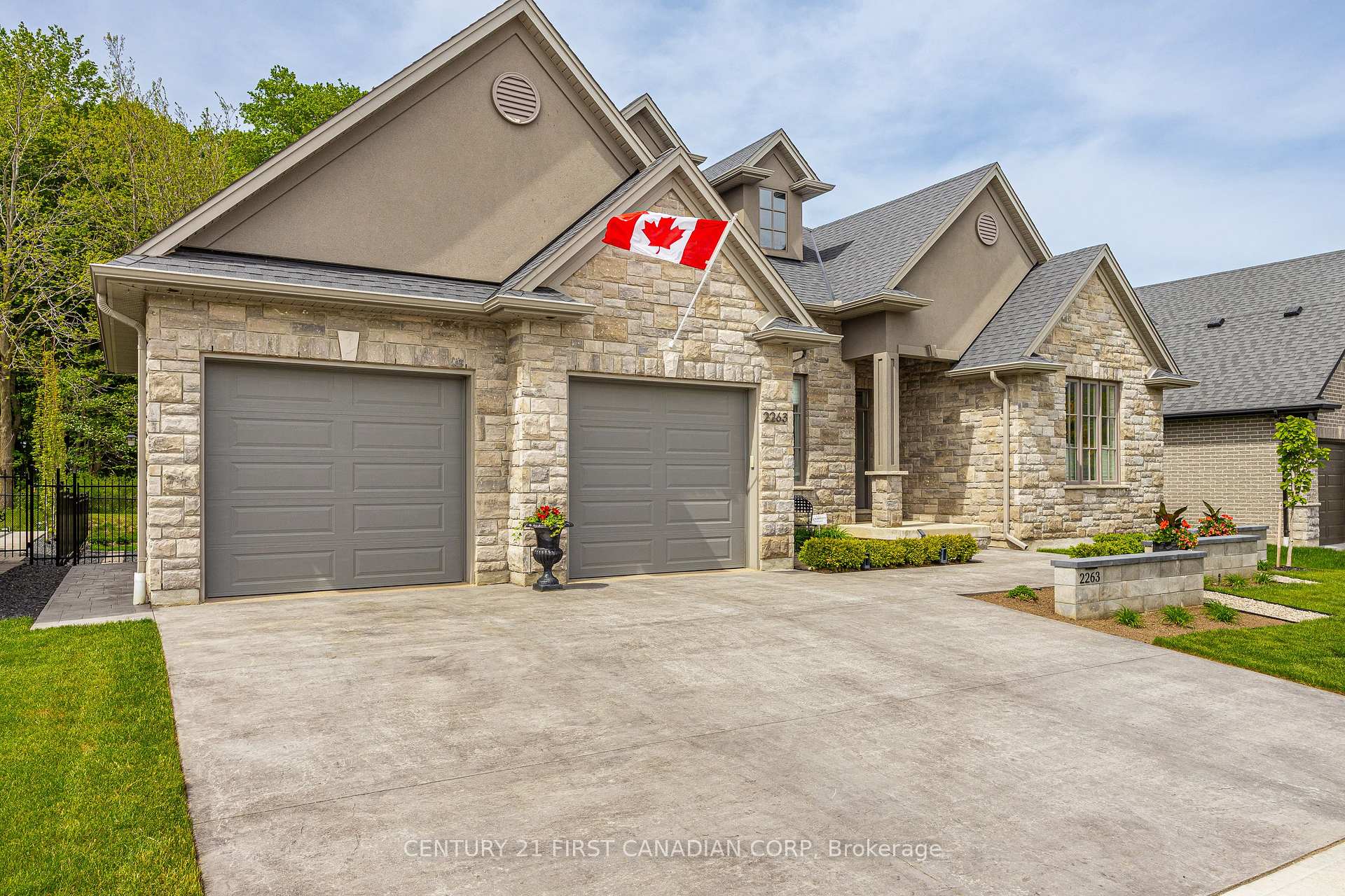 2263 Dauncey Crescent, London North — photo 2 of 5