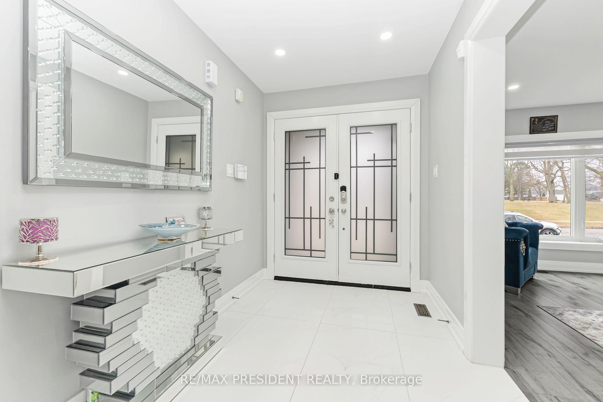 212 Wedgewood Drive, Cambridge — photo 4 of 5