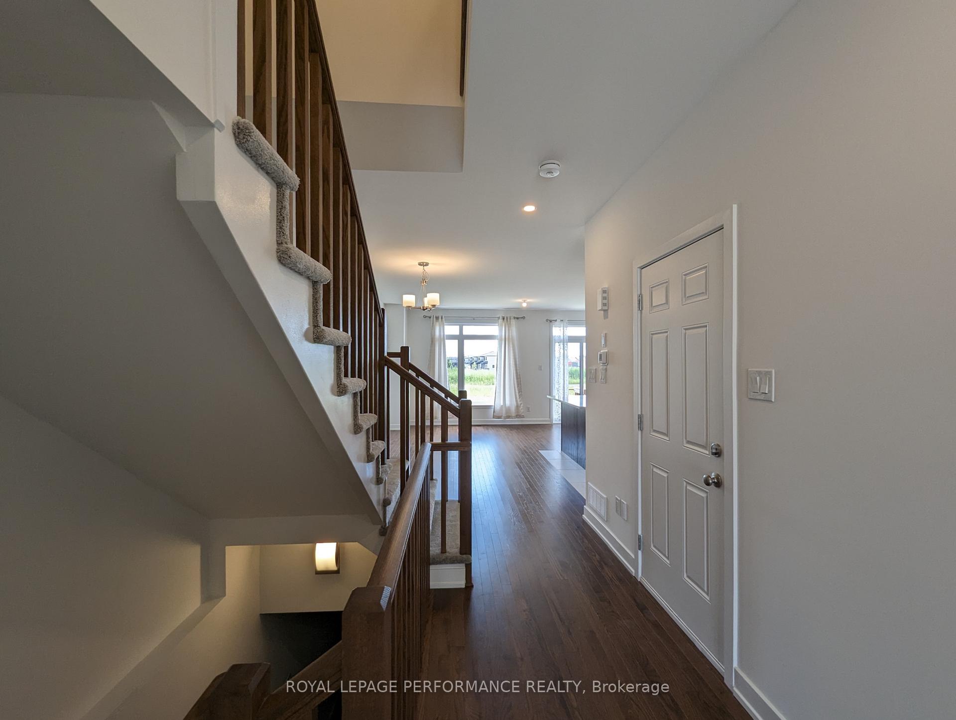 301 Monticello Avenue, Kanata — photo 4 of 5