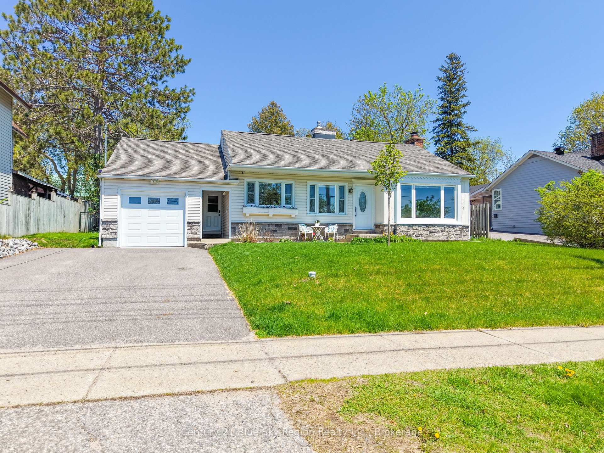 1052 COPELAND Street, North Bay — photo 2 of 5