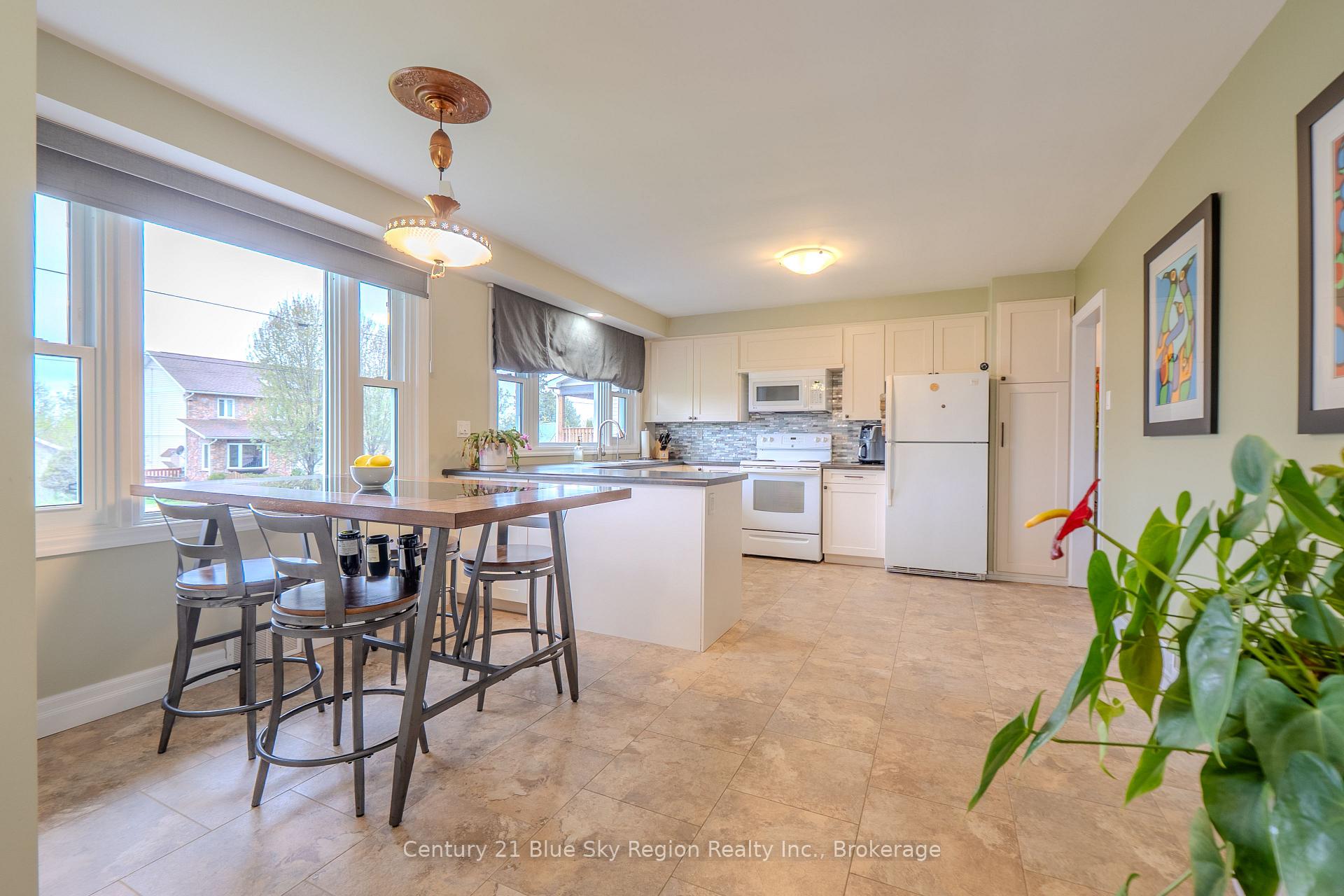 1052 COPELAND Street, North Bay — photo 3 of 5
