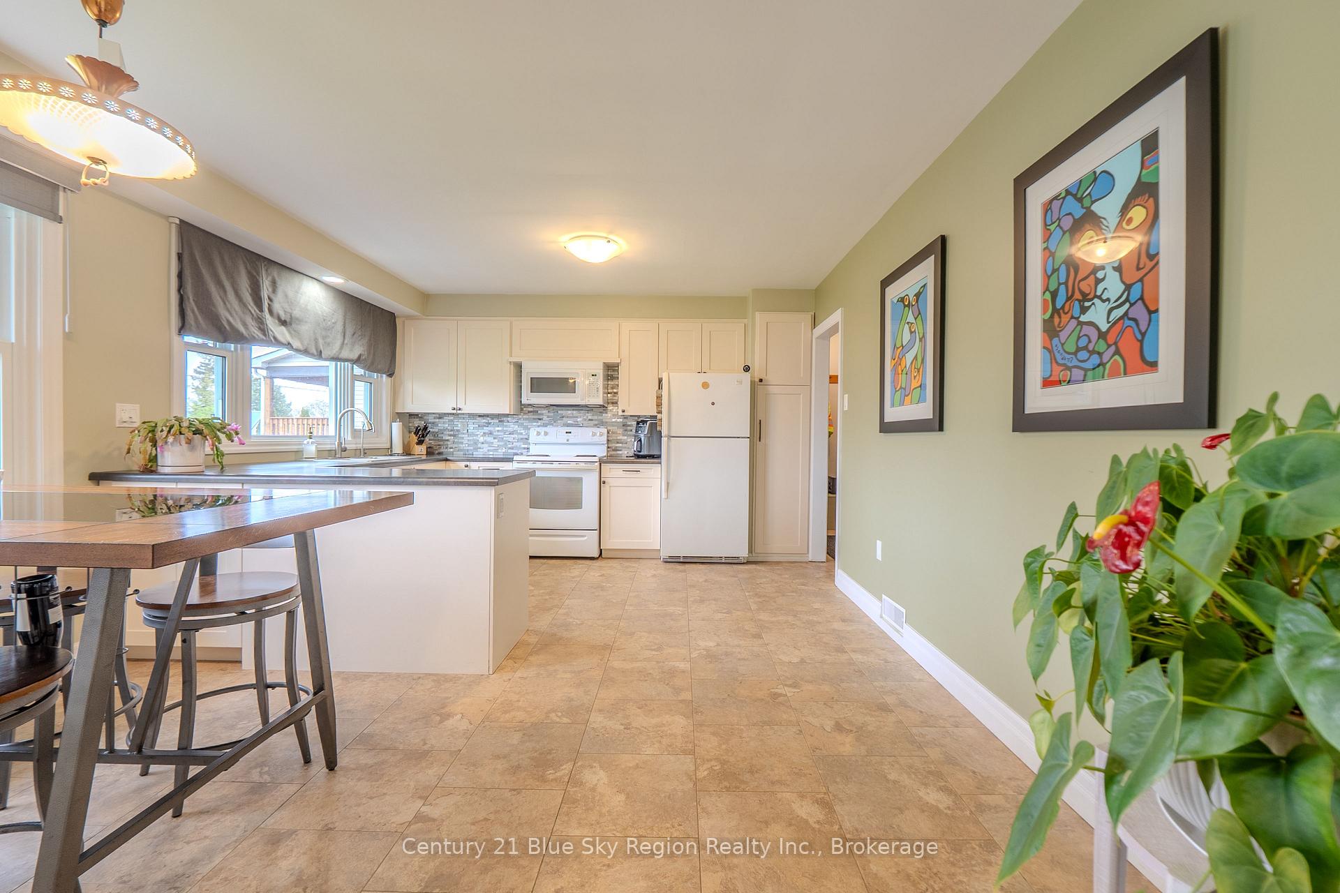 1052 COPELAND Street, North Bay — photo 4 of 5