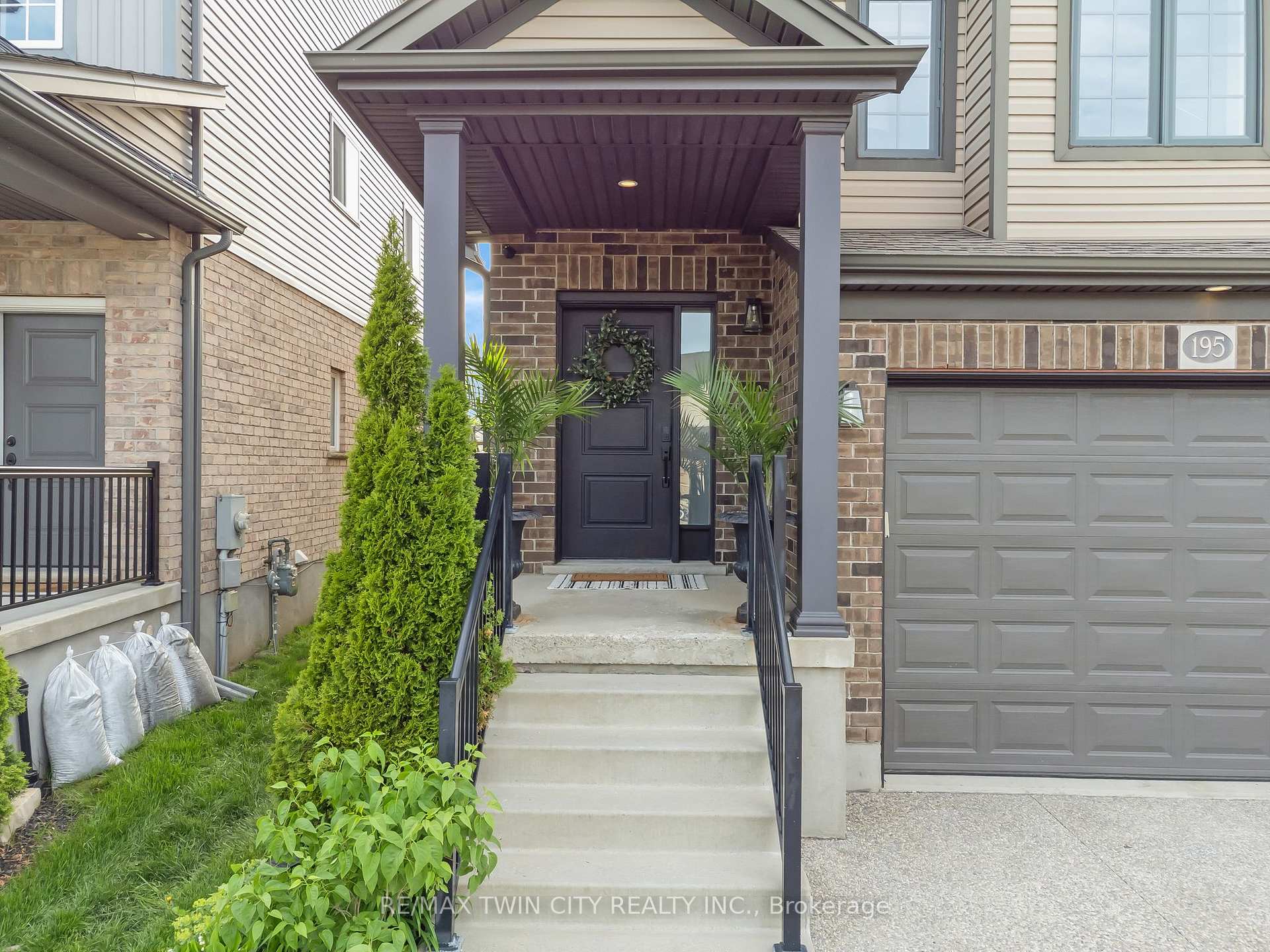 195 Hardcastle Drive, Cambridge — photo 3 of 5
