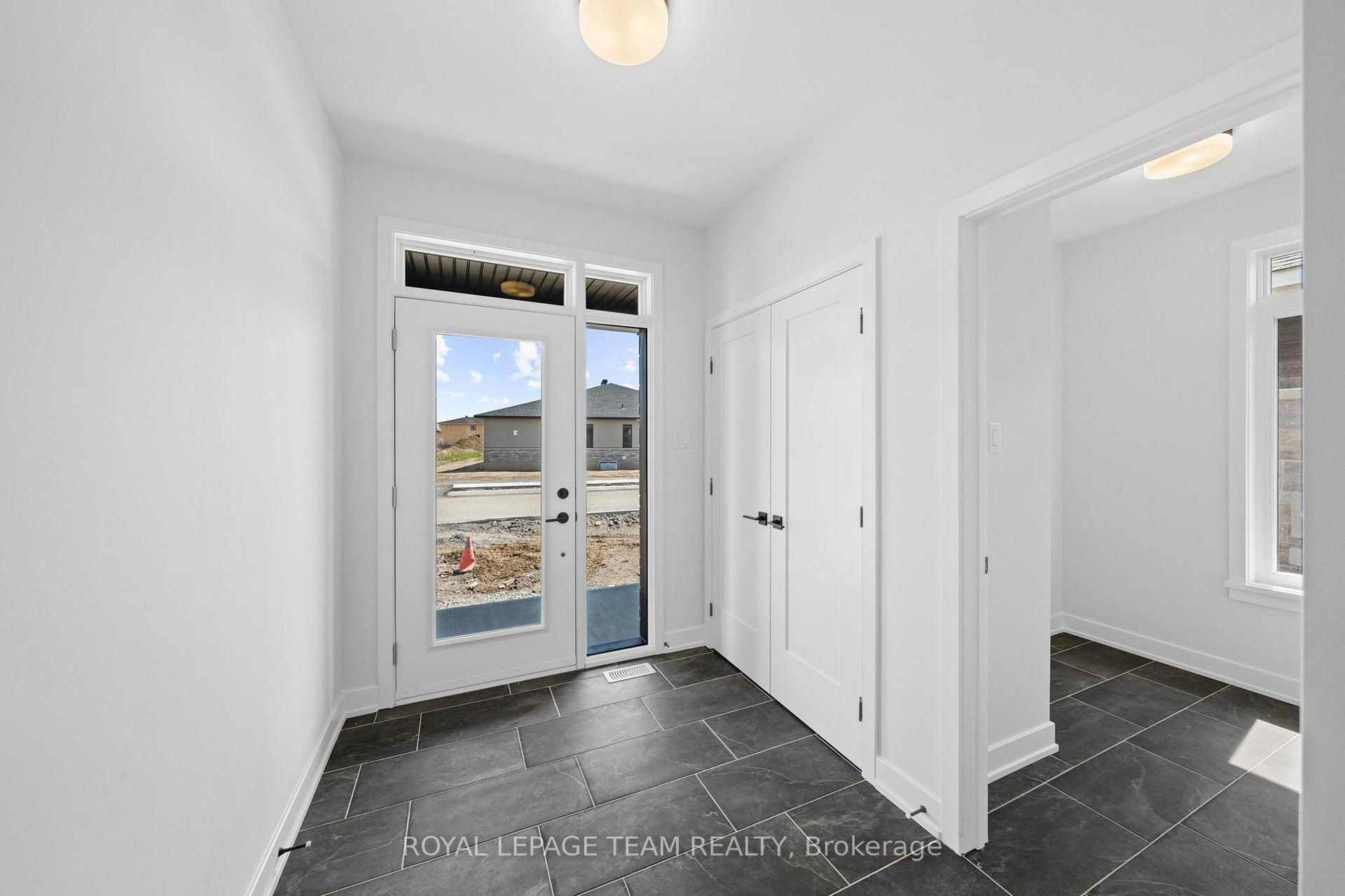 1090 Moore Street, Brockville — photo 4 of 5