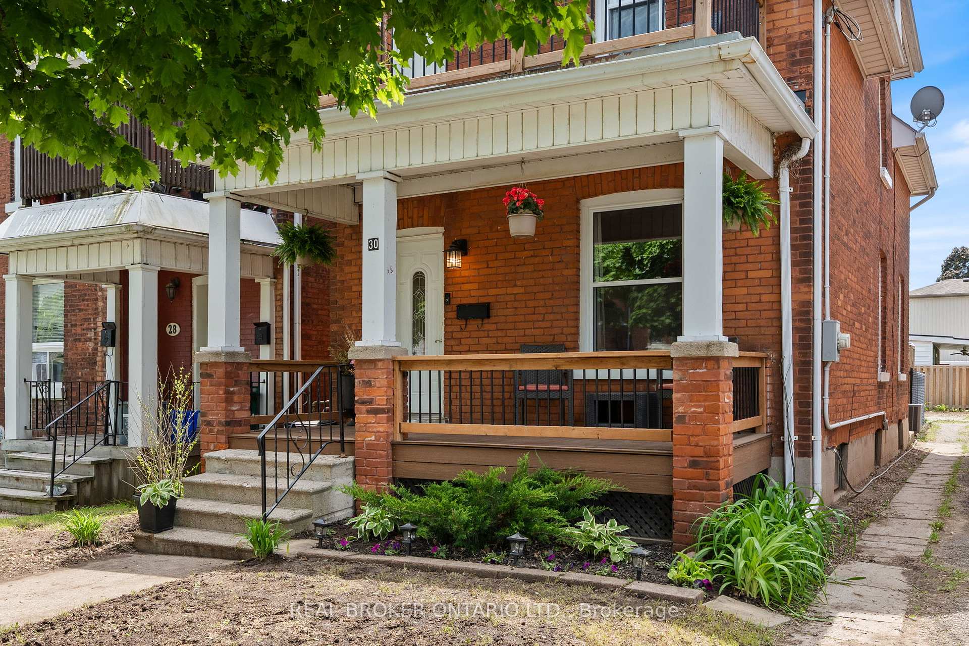 30 DUNDAS Street, Brantford — photo 2 of 5