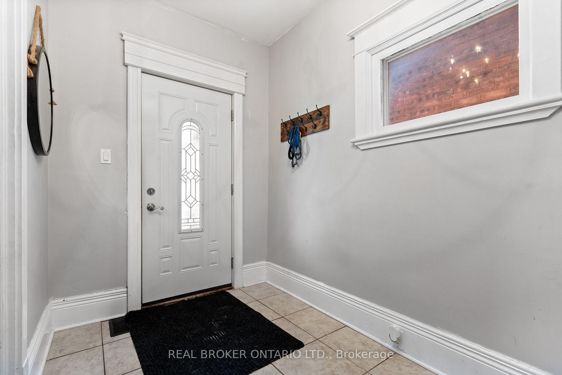 30 DUNDAS Street, Brantford — photo 3 of 5