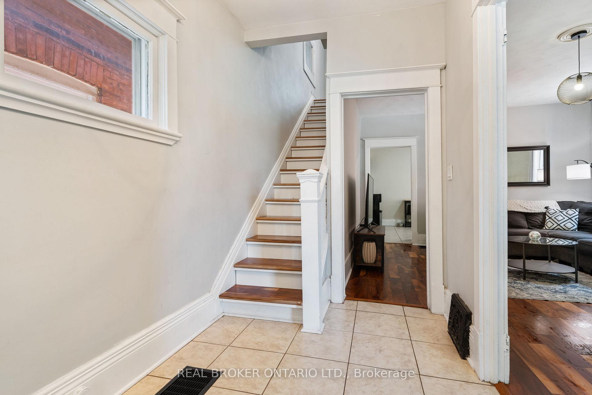 30 DUNDAS Street, Brantford — photo 4 of 5