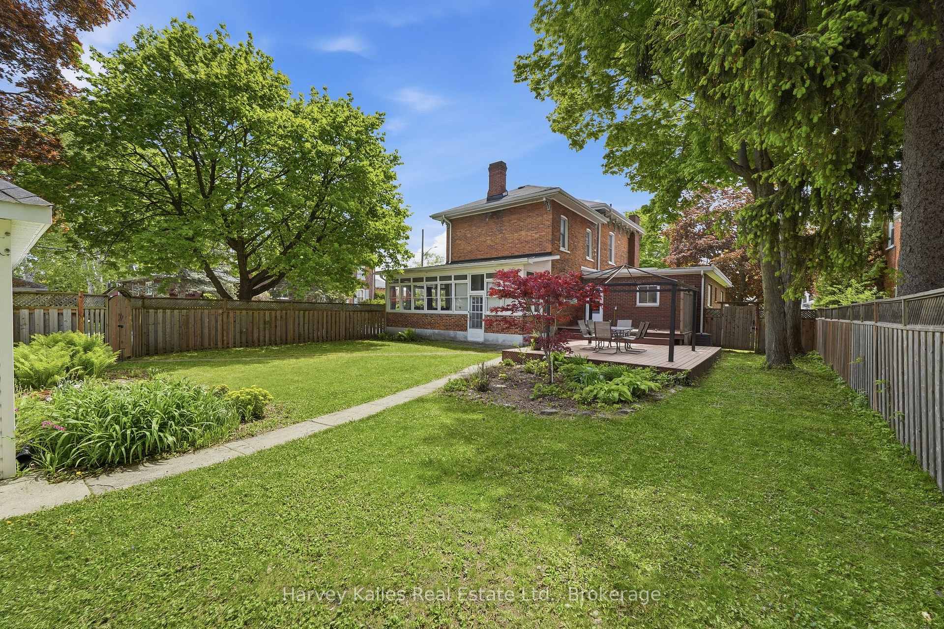 18 Centre Street, Prince Edward County — photo 2 of 5
