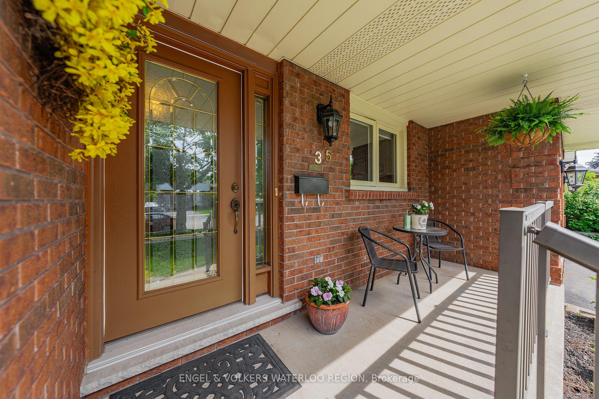 35 Countryside Crescent, Waterloo — photo 4 of 5