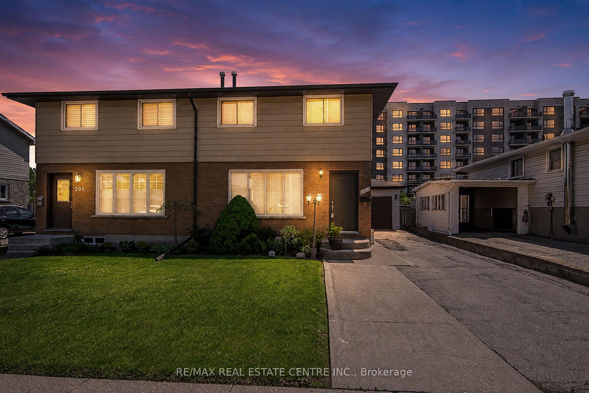 203 Moffat Drive, Cambridge — photo 2 of 5