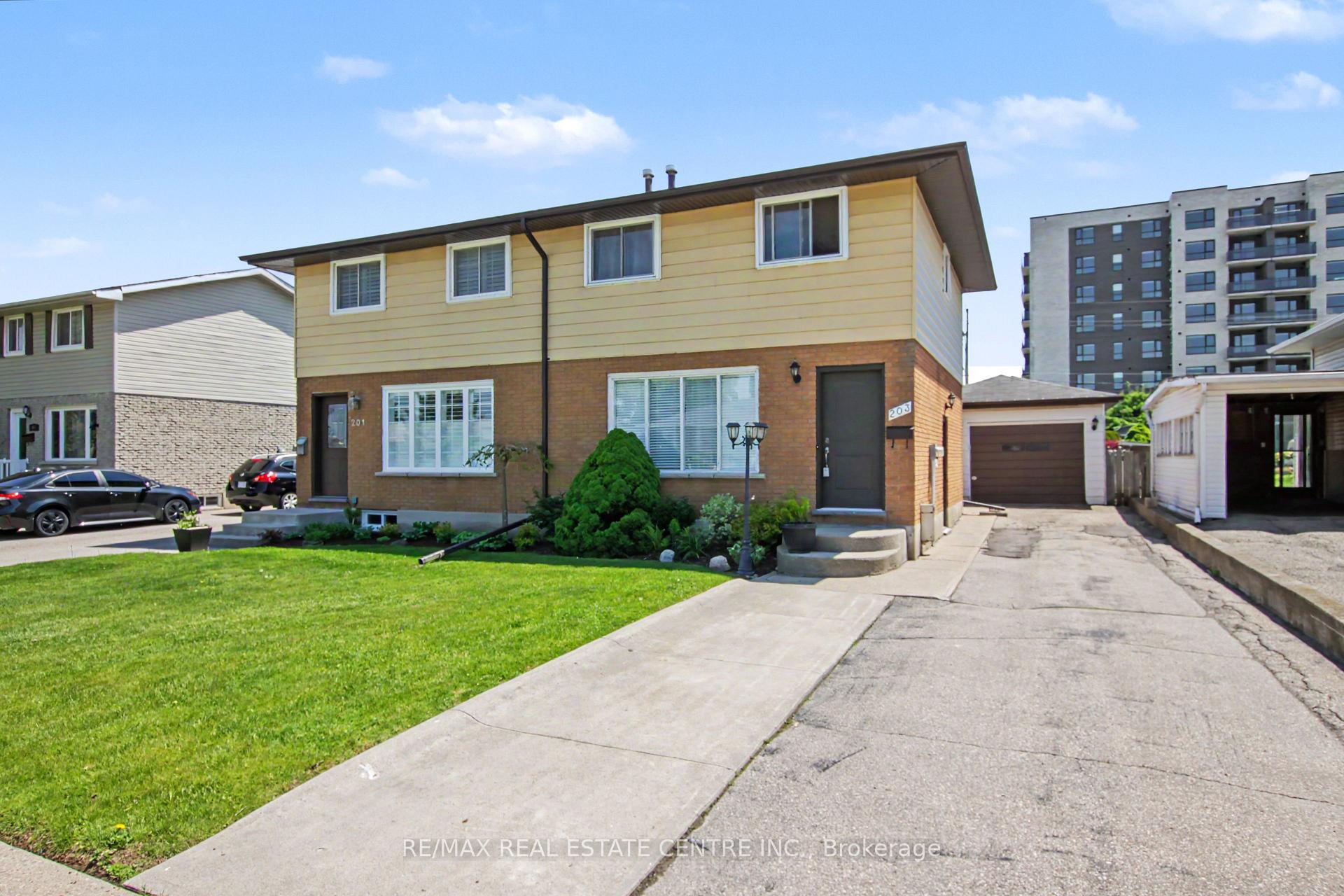 203 Moffat Drive, Cambridge — photo 3 of 5