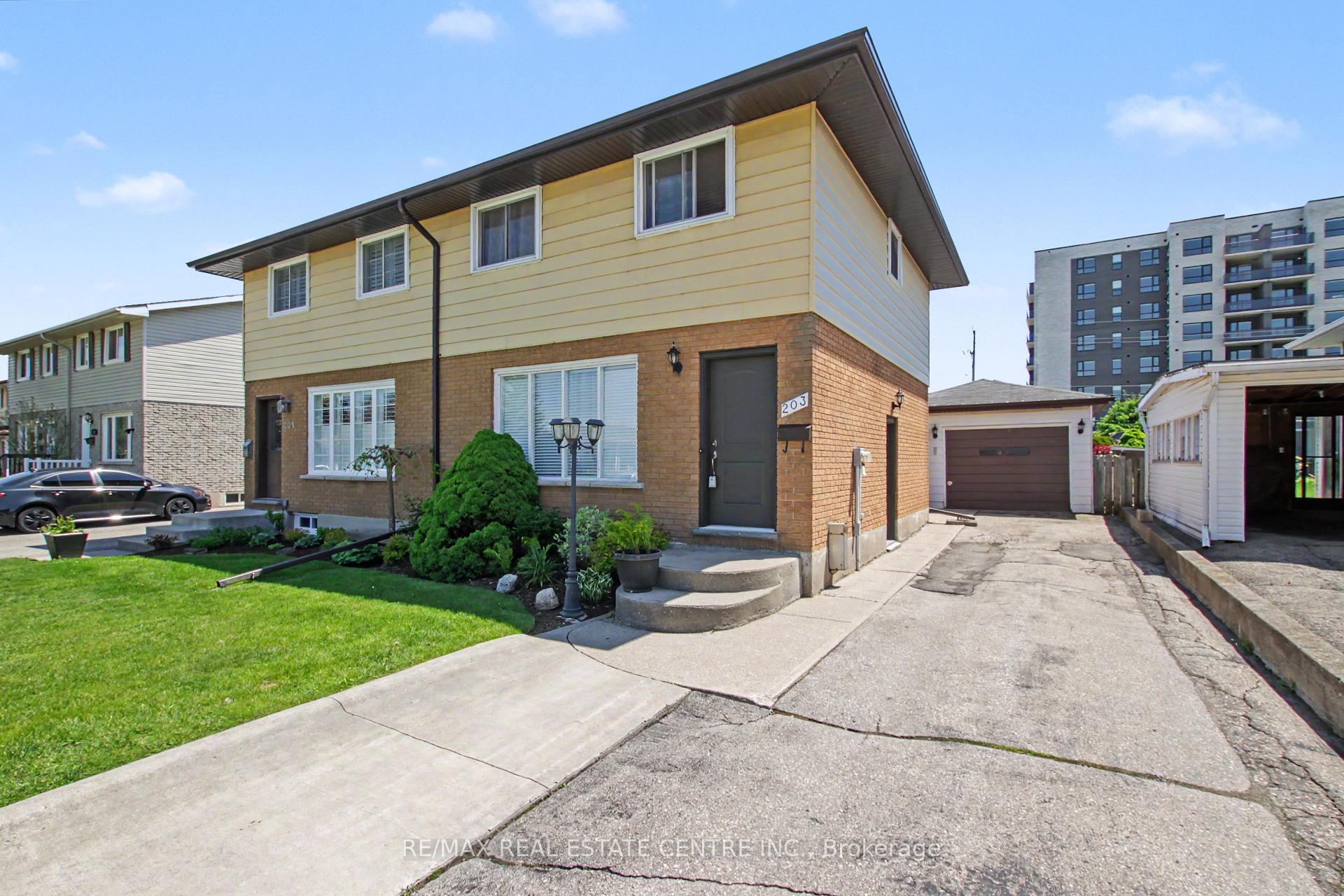 203 Moffat Drive, Cambridge — photo 4 of 5
