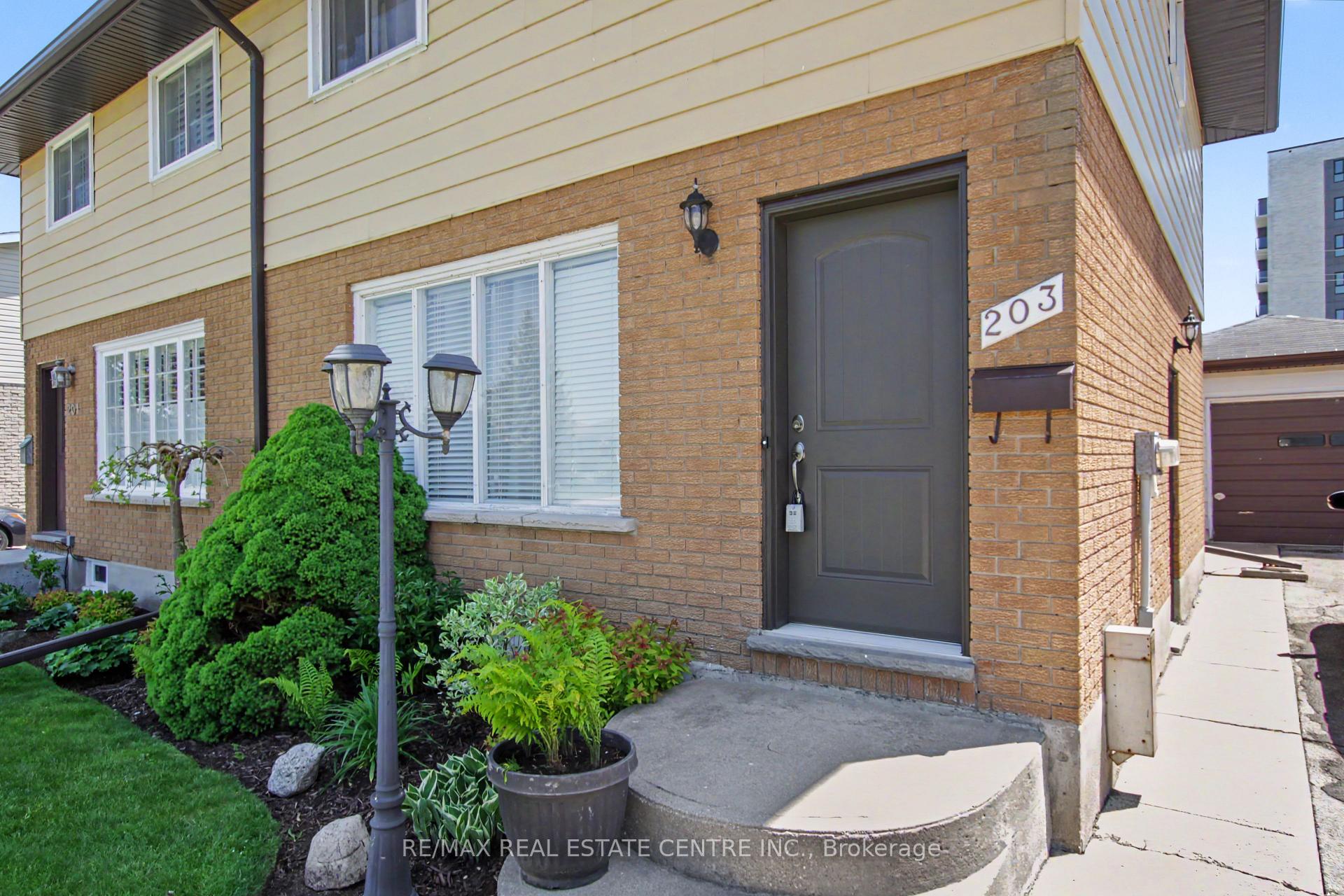 203 Moffat Drive, Cambridge — photo 5 of 5