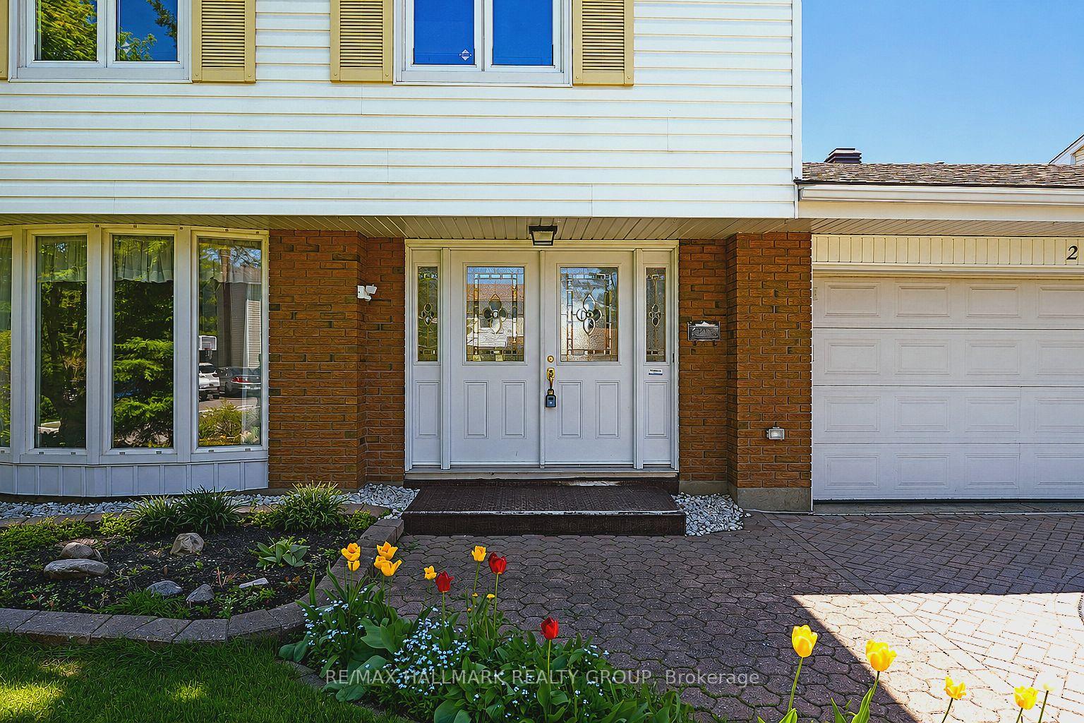2187 Hamelin Crescent, Beacon Hill North - South and Area — photo 3 of 5