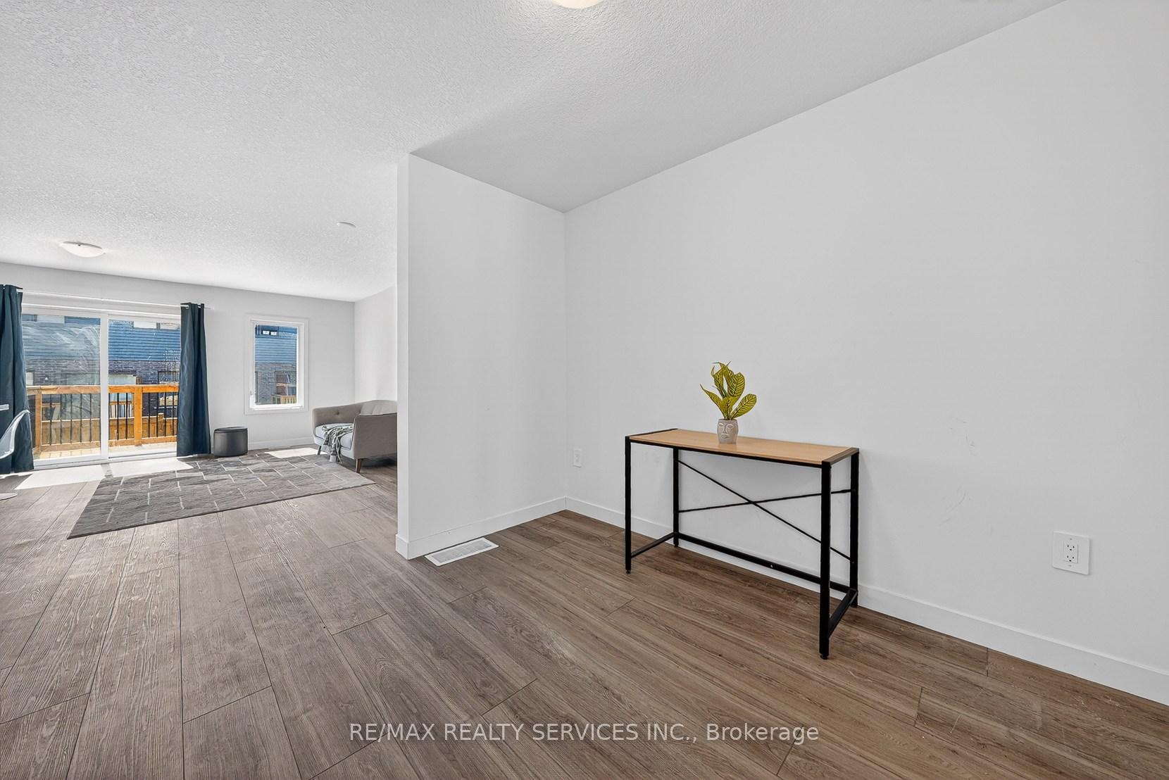 95 Queensbrook Crescent, Cambridge — photo 4 of 5