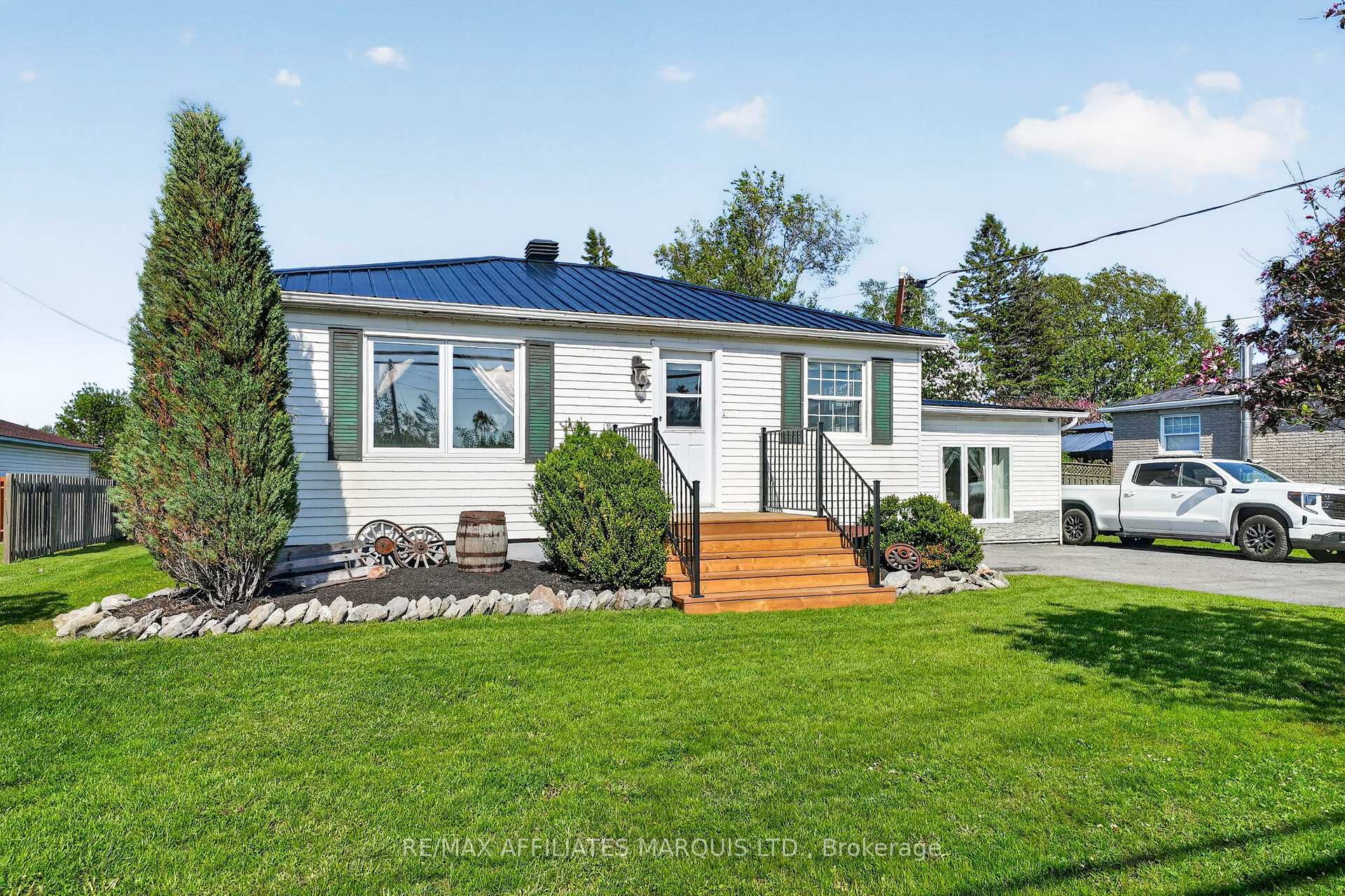 5601 138 Highway, South Stormont — photo 2 of 5