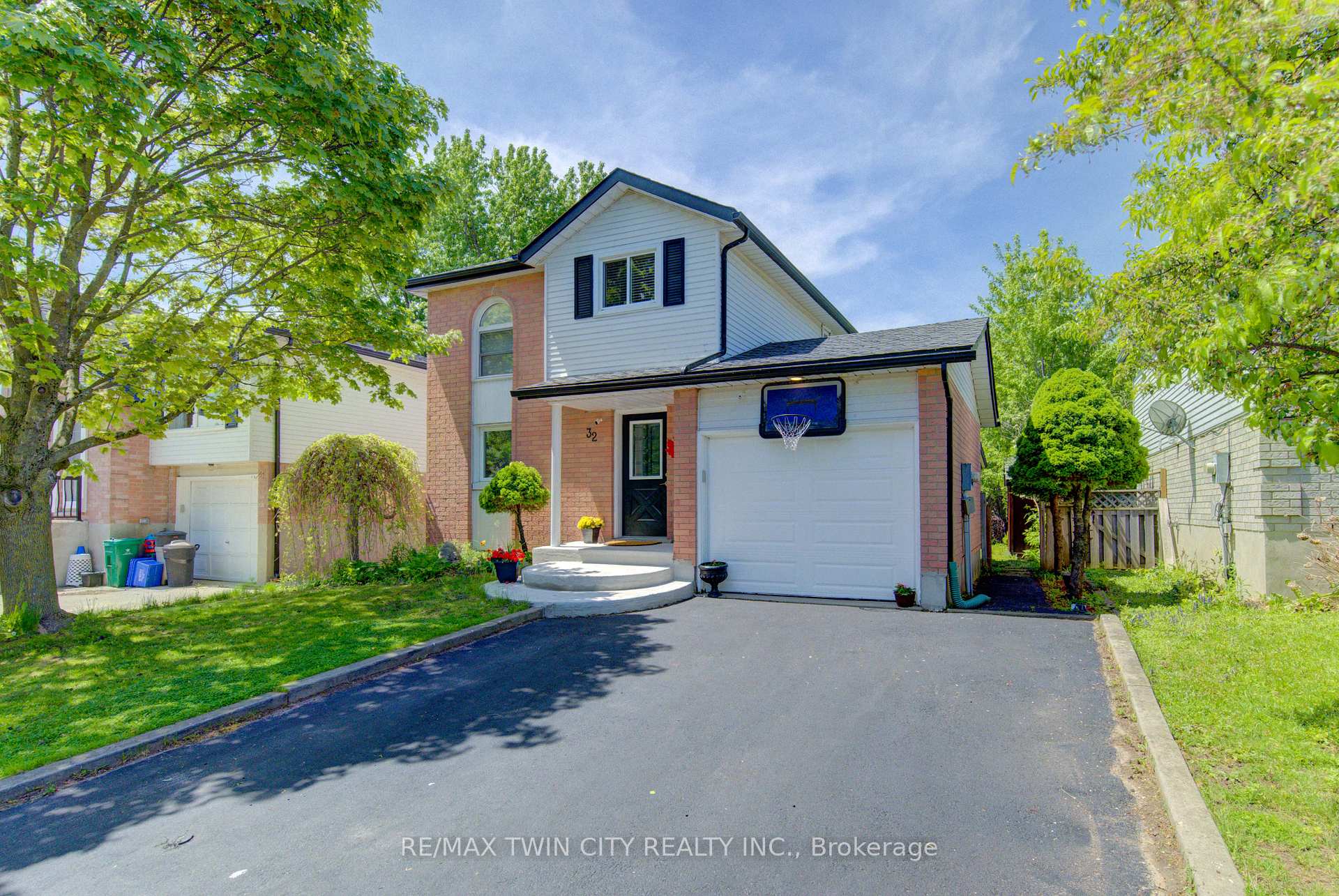32 ENFIELD Drive, Cambridge — photo 2 of 5