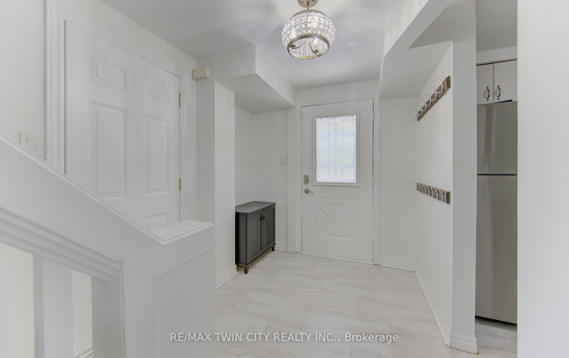 32 ENFIELD Drive, Cambridge — photo 4 of 5