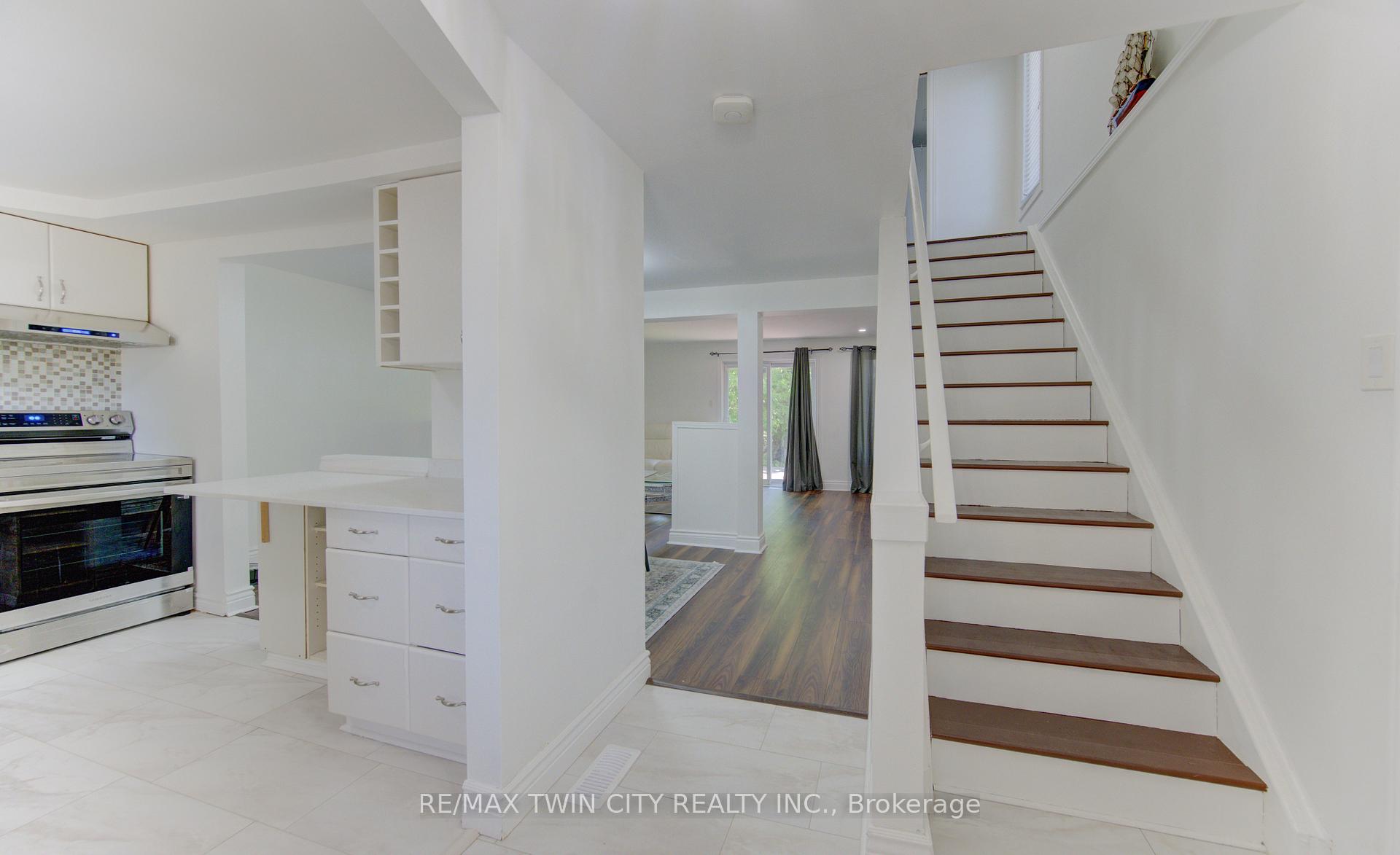 32 ENFIELD Drive, Cambridge — photo 5 of 5
