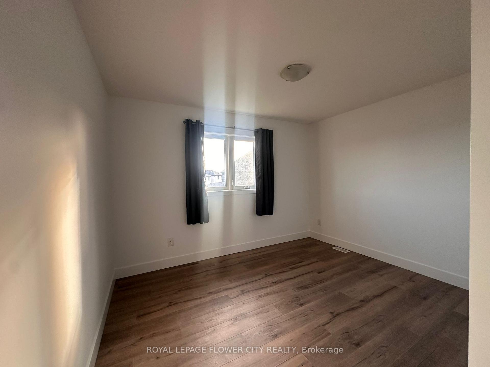 1330 Lawson Road, London North — photo 3 of 5