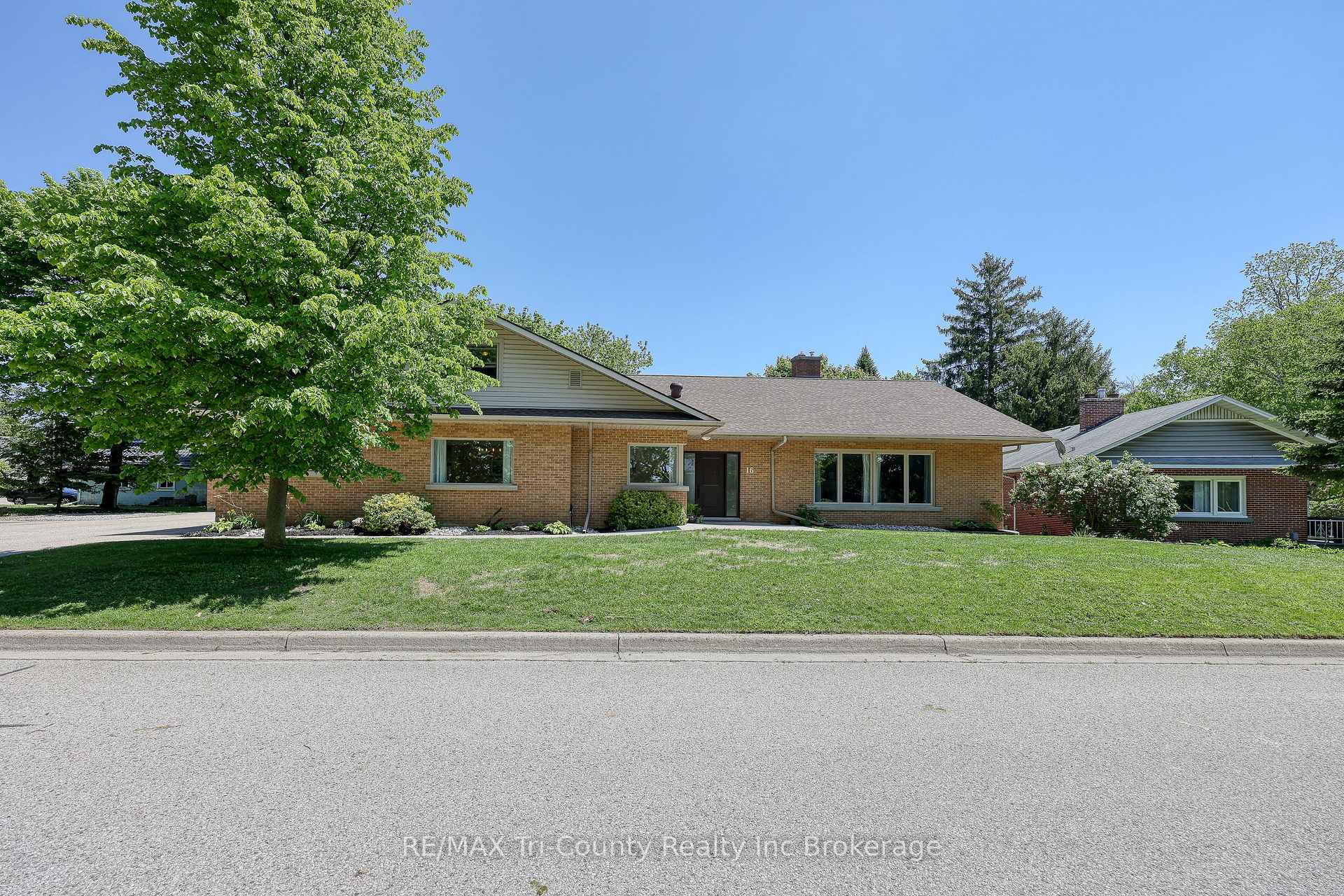 16 Delevan Crescent, Tillsonburg — photo 2 of 5
