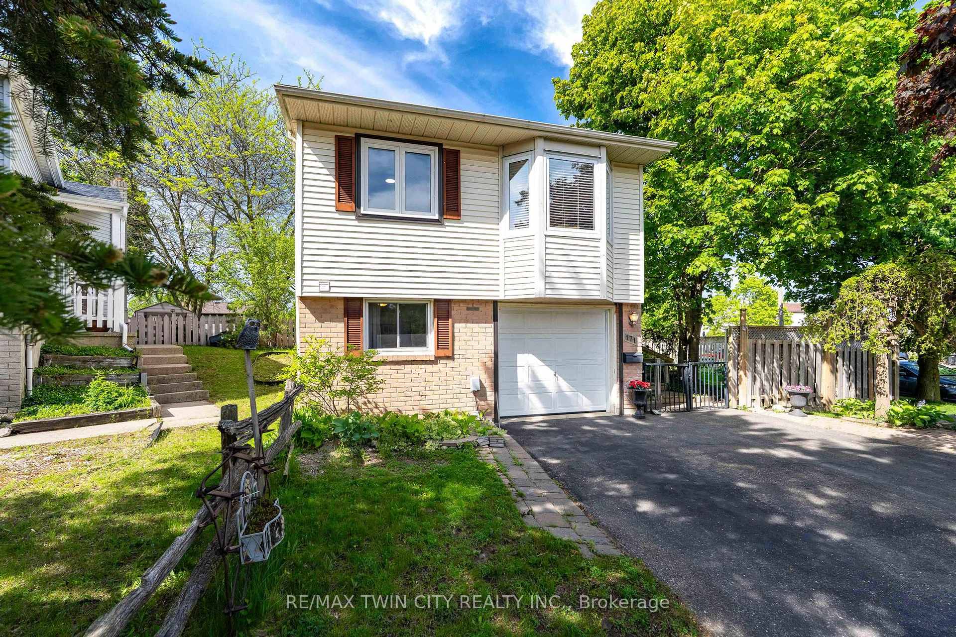 171 Herron Place, Waterloo — photo 2 of 5