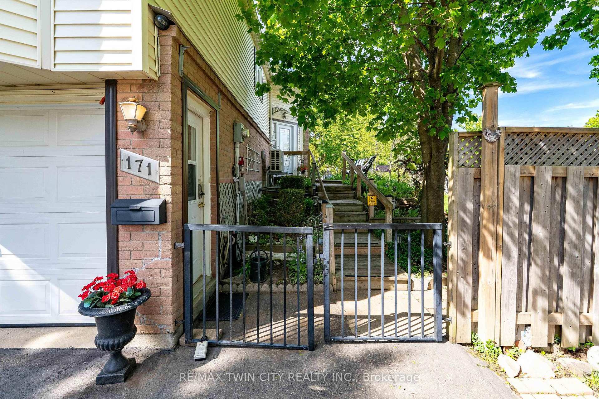 171 Herron Place, Waterloo — photo 3 of 5