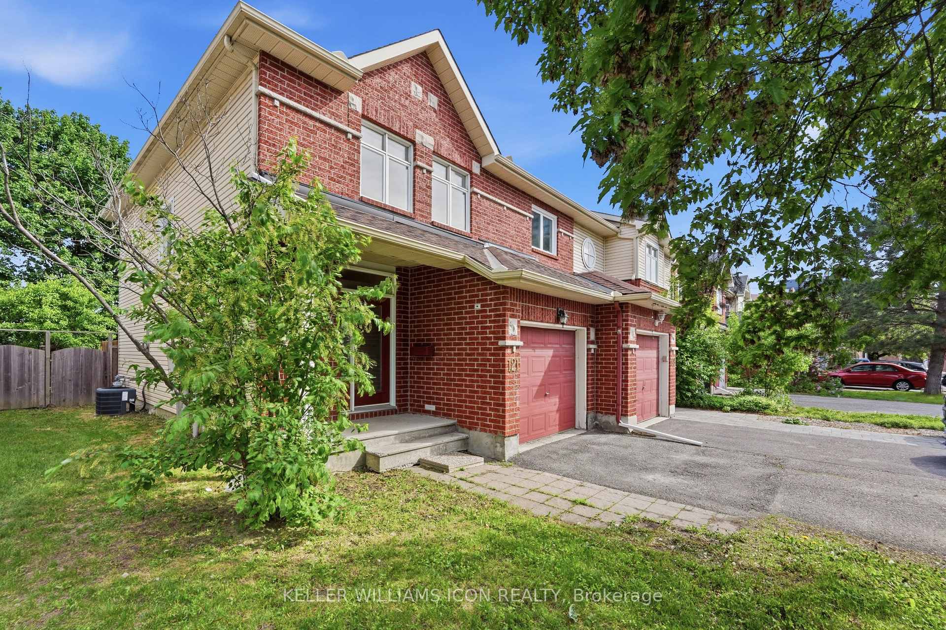 121 Thornbury Crescent, South of Baseline to Knoxdale — photo 2 of 5