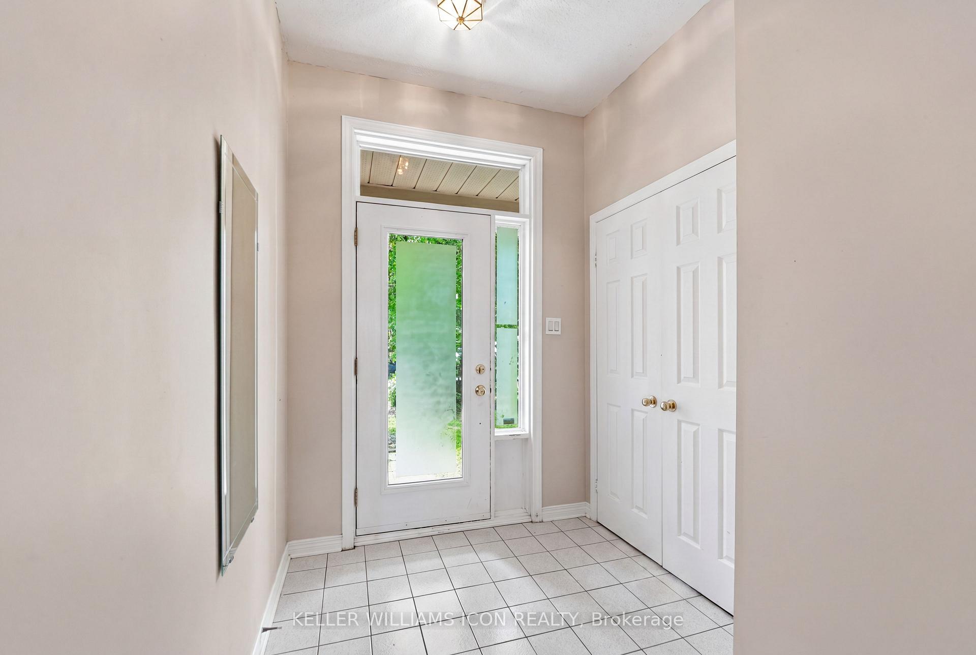 121 Thornbury Crescent, South of Baseline to Knoxdale — photo 4 of 5