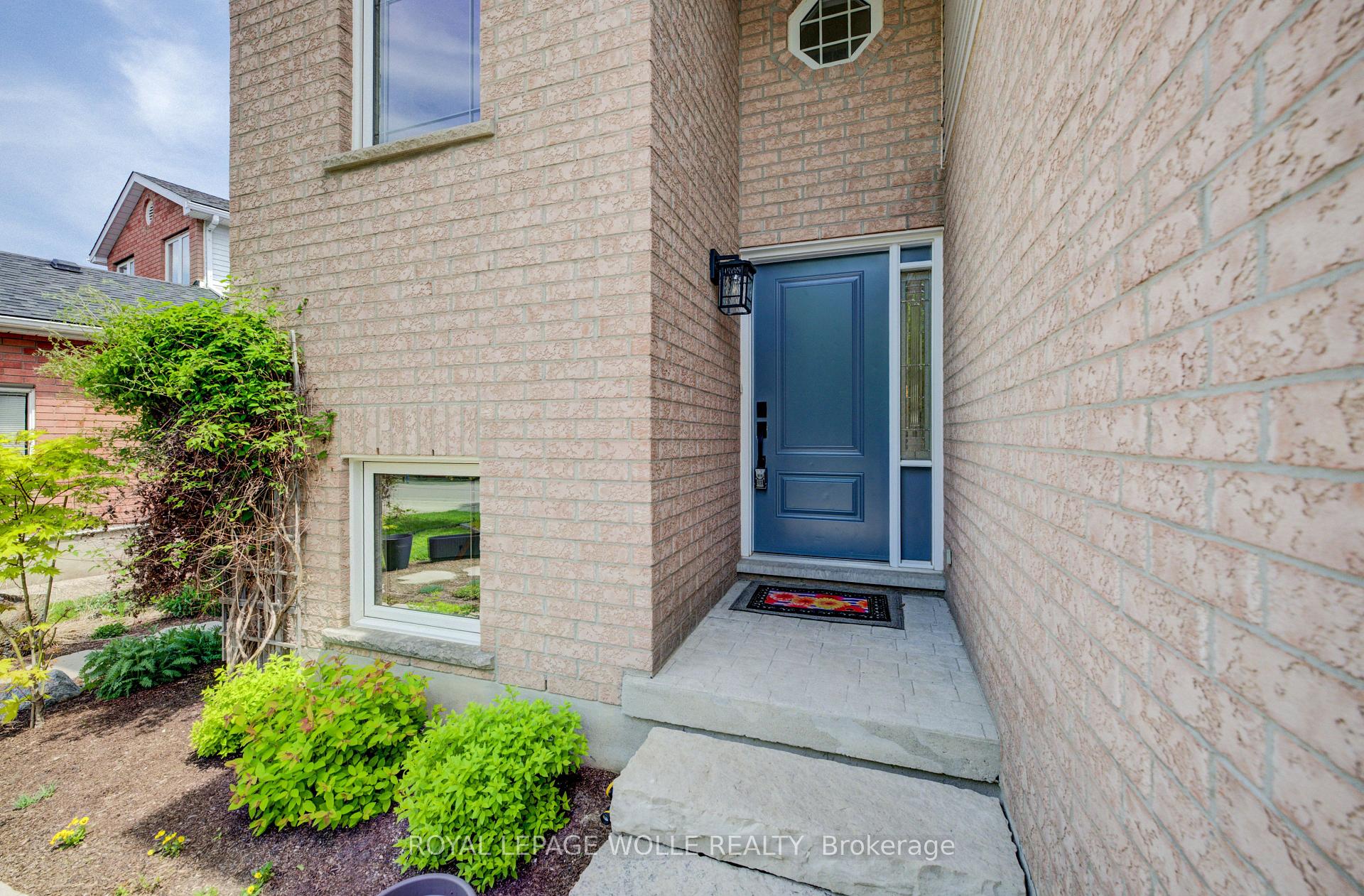 464 Northlake Drive, Waterloo — photo 4 of 5