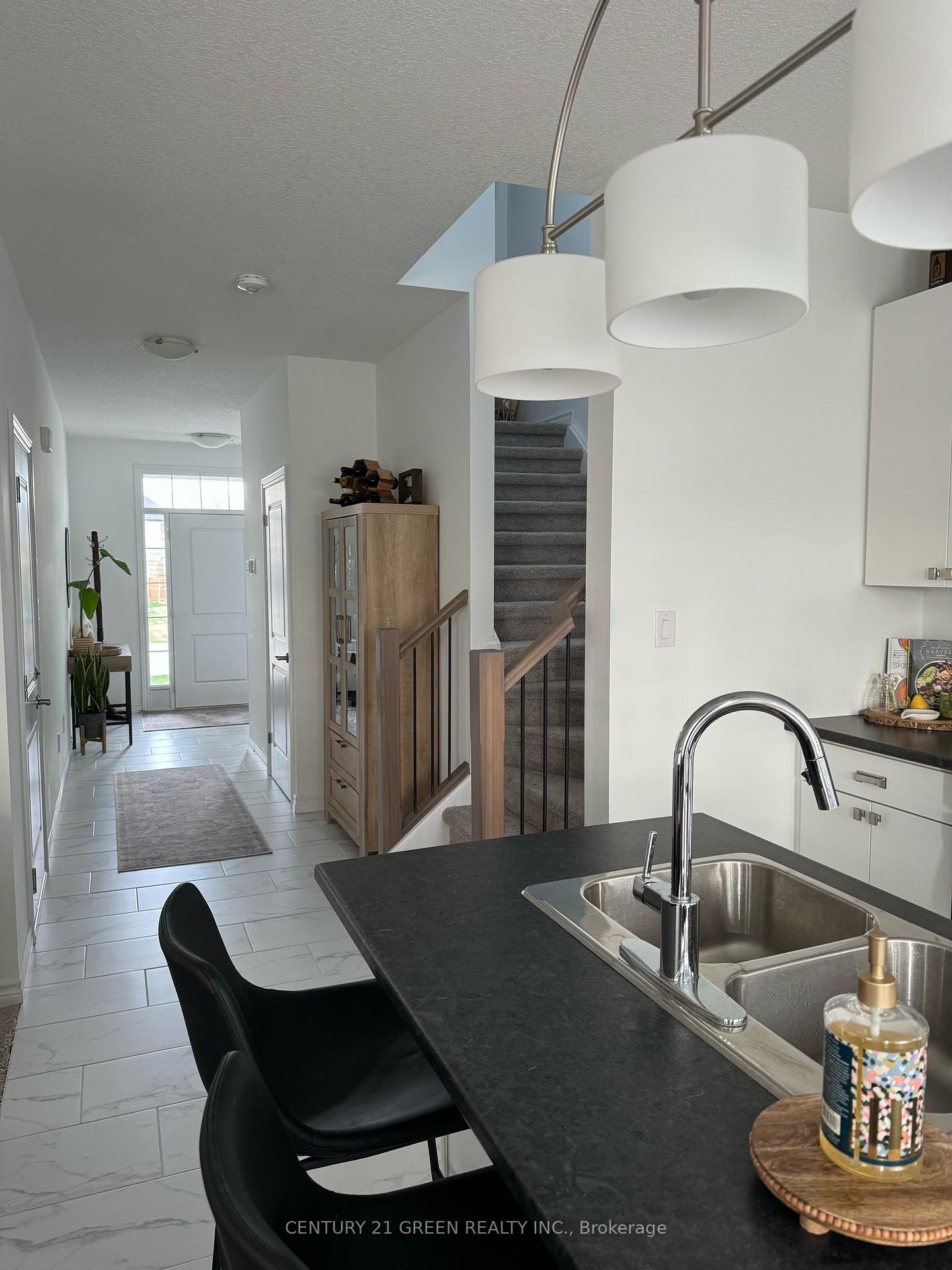 1756 Finley Crescent, London North — photo 2 of 5