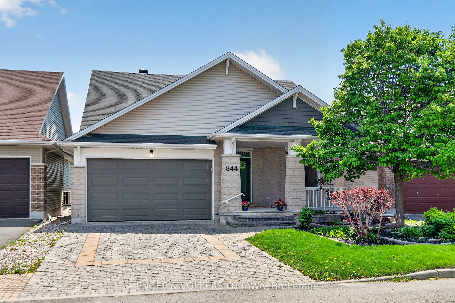 844 Swallowtail Crescent, Orleans - Cumberland and Area — photo 2 of 5