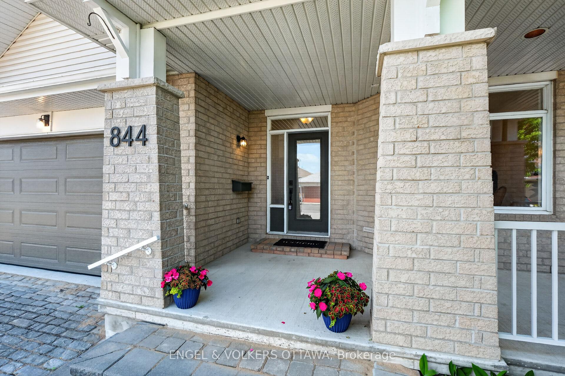 844 Swallowtail Crescent, Orleans - Cumberland and Area — photo 3 of 5