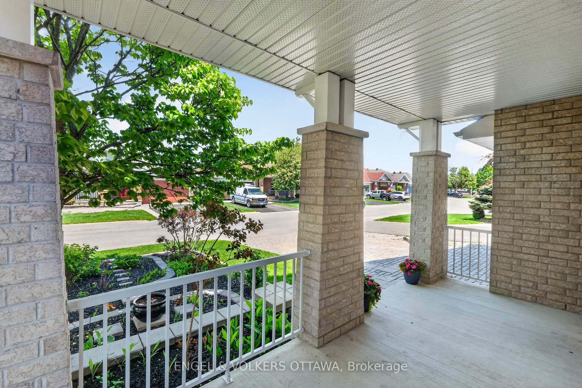 844 Swallowtail Crescent, Orleans - Cumberland and Area — photo 4 of 5