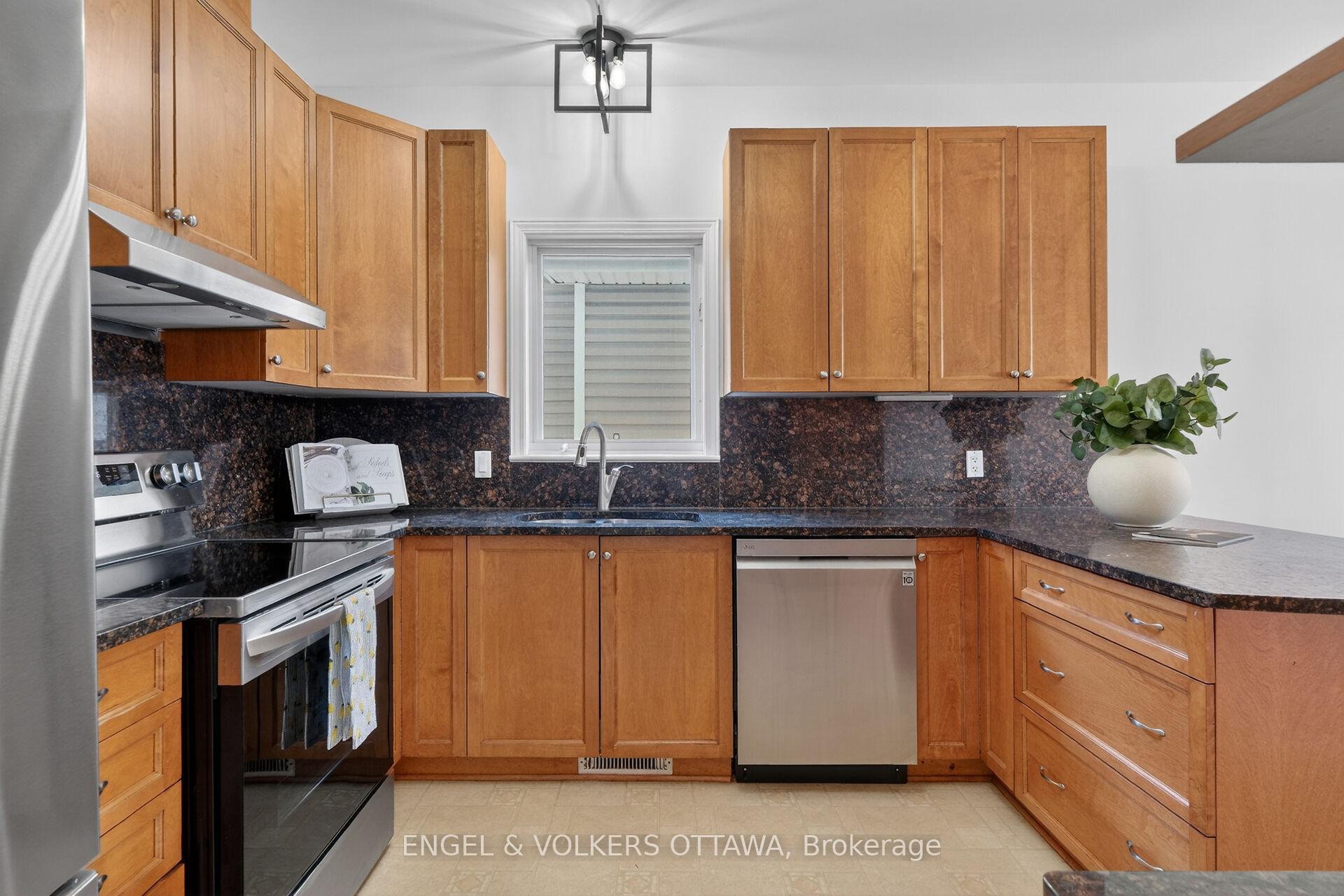 844 Swallowtail Crescent, Orleans - Cumberland and Area — photo 5 of 5