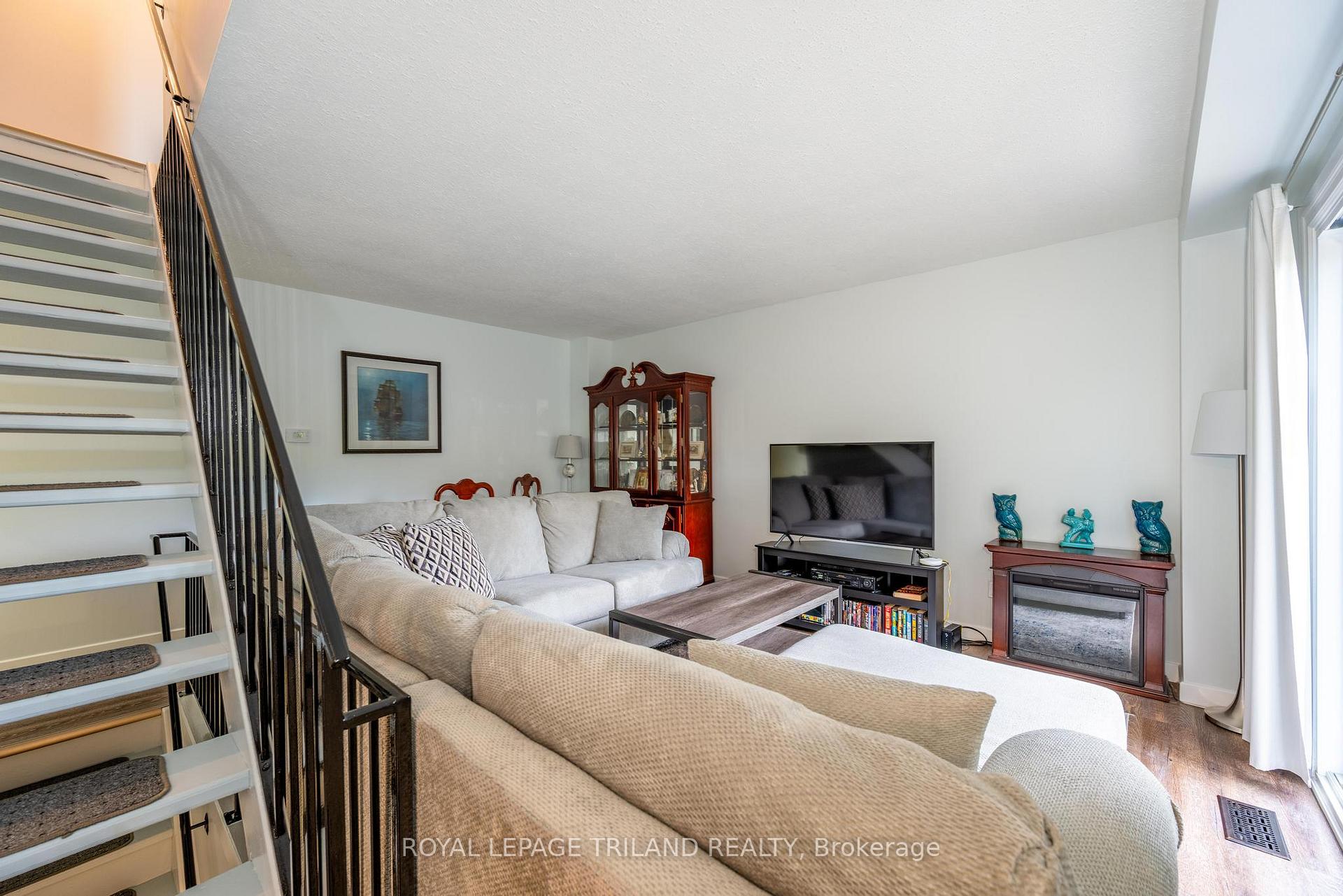 70 Fiddlers Green Road 104, London North — photo 3 of 5