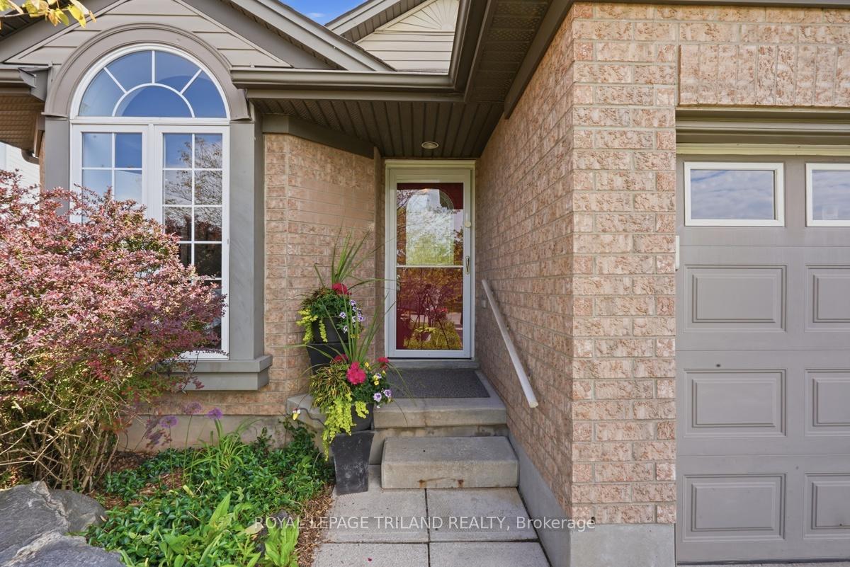 1108 Pleasantview Drive, London North — photo 3 of 5