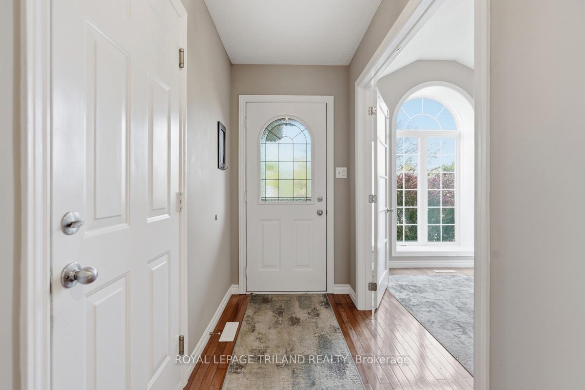 1108 Pleasantview Drive, London North — photo 4 of 5