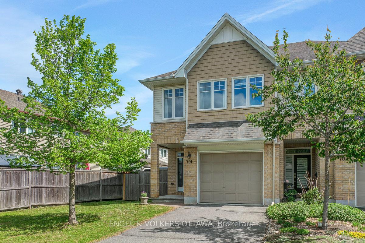 701 Hazelnut Crescent, Blossom Park - Airport and Area — photo 2 of 5
