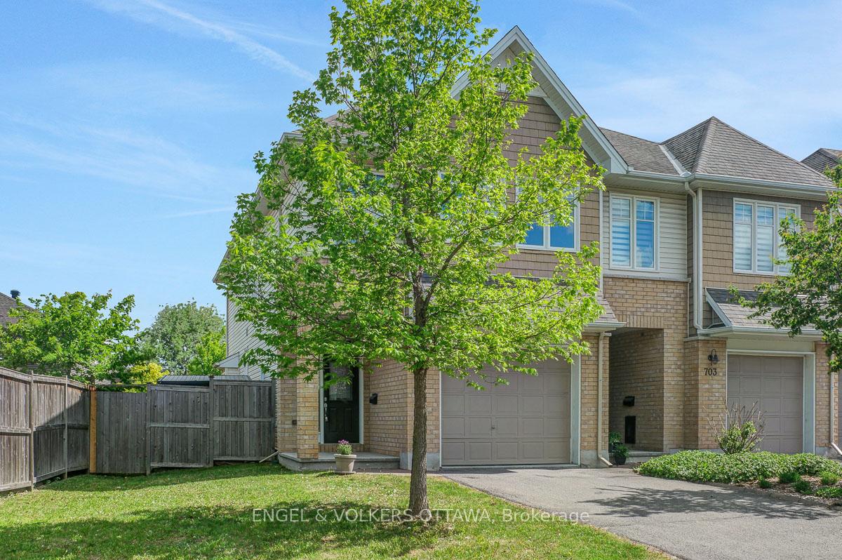701 Hazelnut Crescent, Blossom Park - Airport and Area — photo 3 of 5