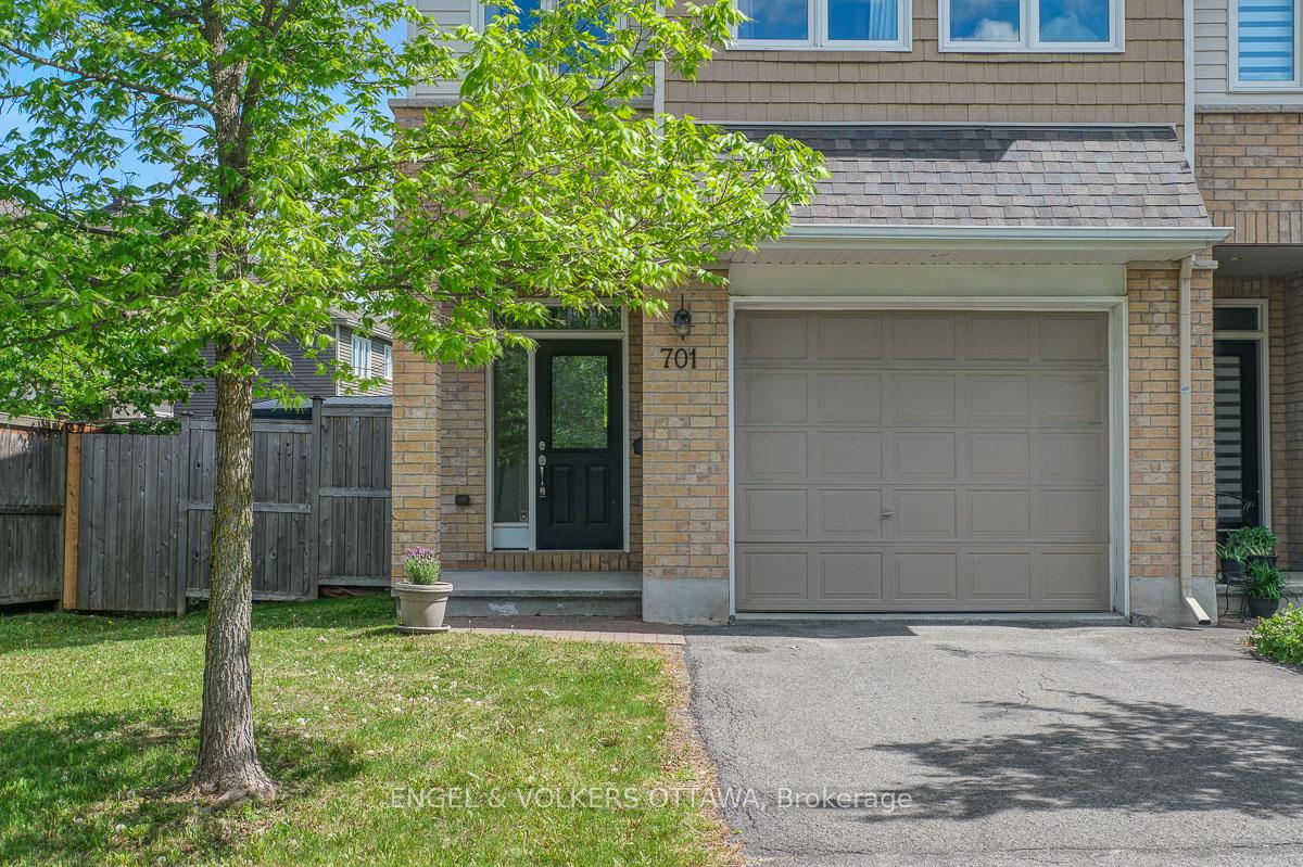 701 Hazelnut Crescent, Blossom Park - Airport and Area — photo 4 of 5