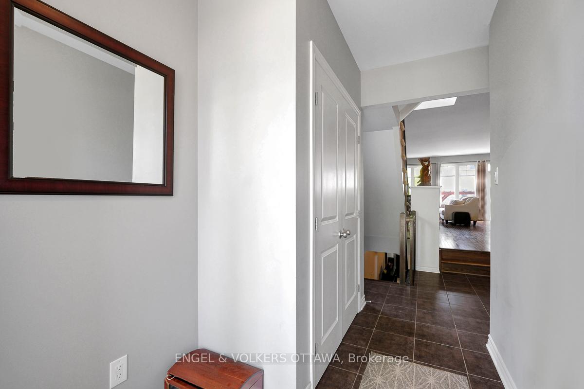 701 Hazelnut Crescent, Blossom Park - Airport and Area — photo 5 of 5