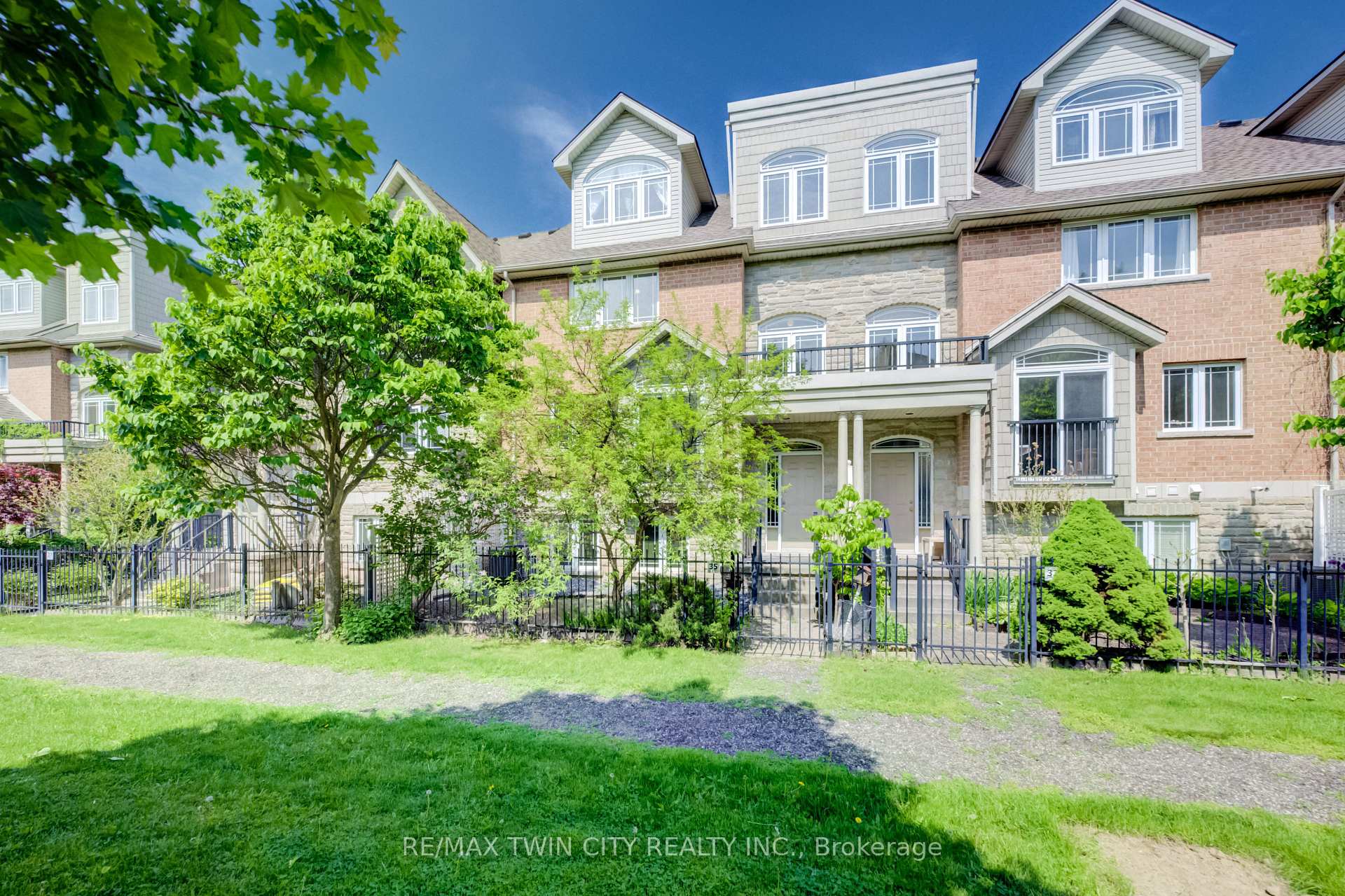35 Grosvenor Lane, Cambridge, ON N1R 8N2 — Cambridge, Ontario