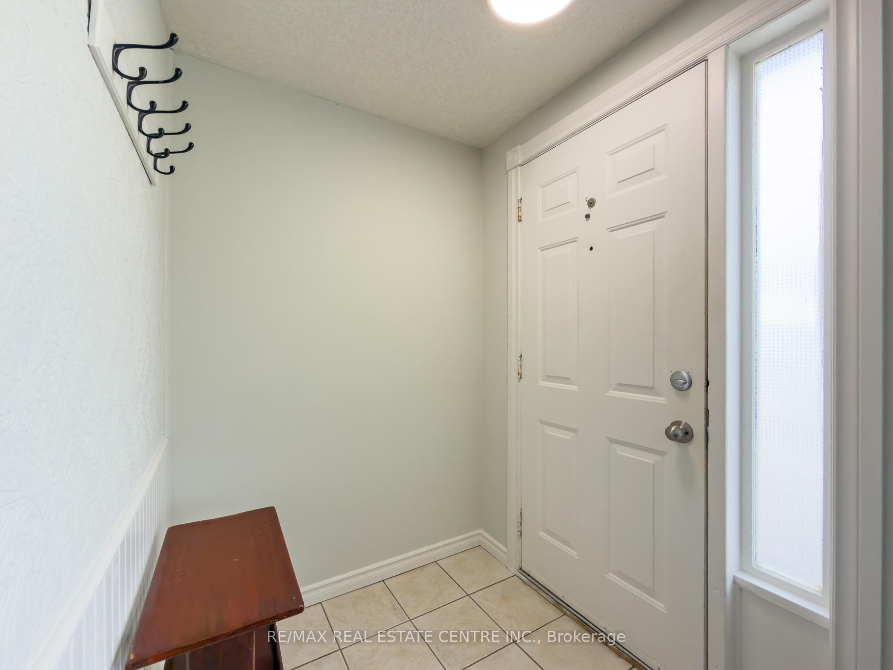 724 Parkview Crescent, Cambridge — photo 4 of 5
