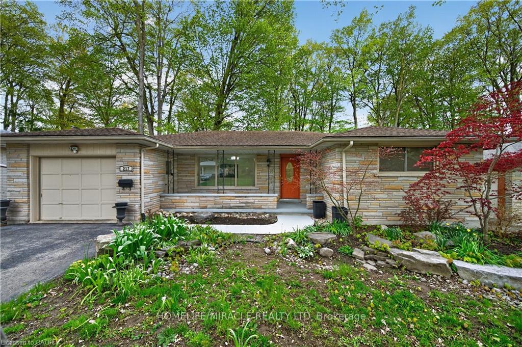 217 Pinegrove Crescent, Waterloo — photo 3 of 5