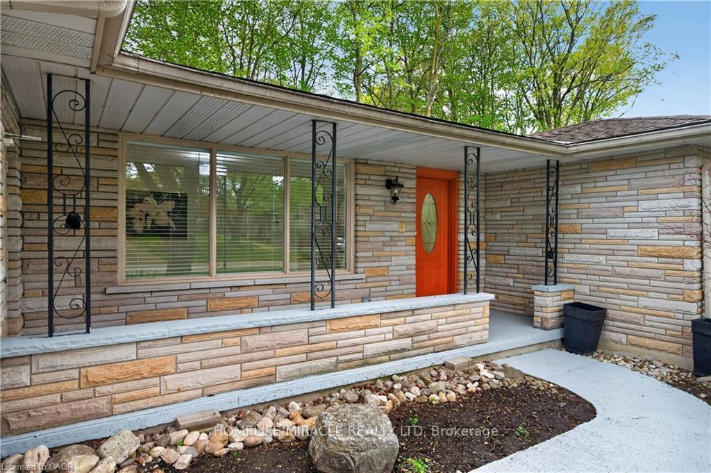 217 Pinegrove Crescent, Waterloo — photo 4 of 5