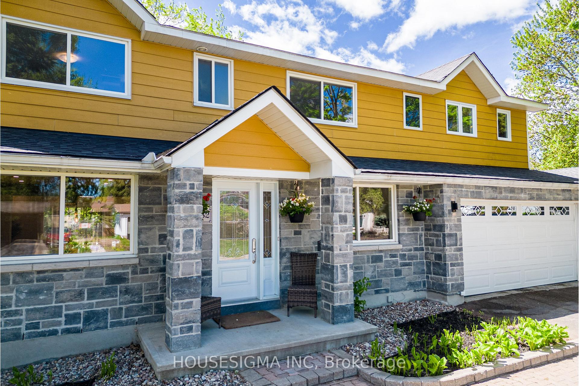 2032 Kings Grove Crescent, Beacon Hill North - South and Area — photo 2 of 5