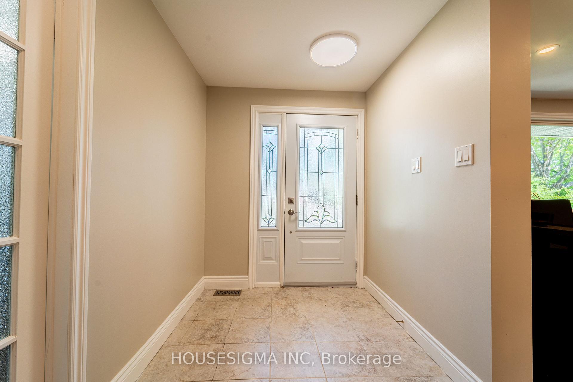 2032 Kings Grove Crescent, Beacon Hill North - South and Area — photo 3 of 5
