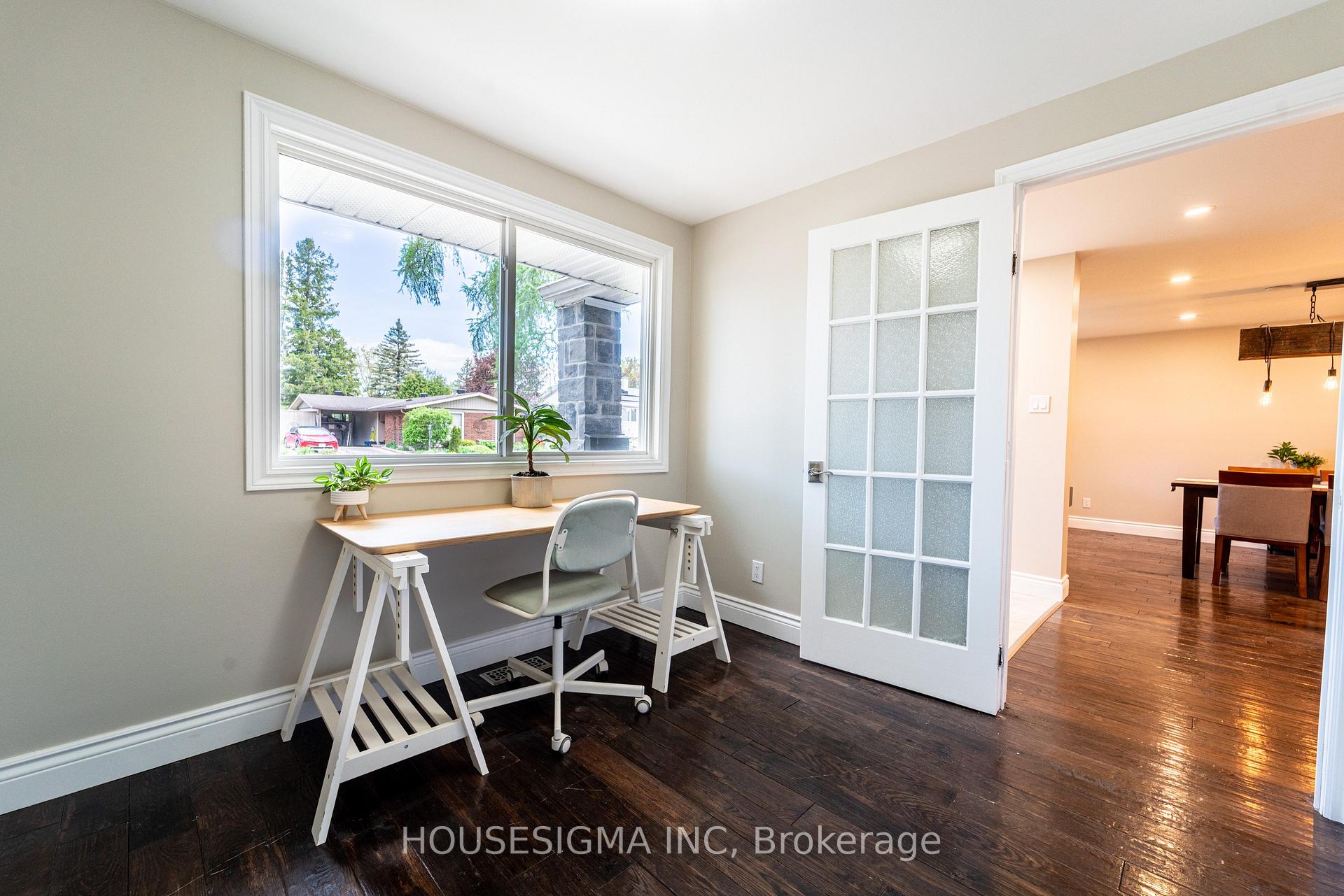 2032 Kings Grove Crescent, Beacon Hill North - South and Area — photo 4 of 5